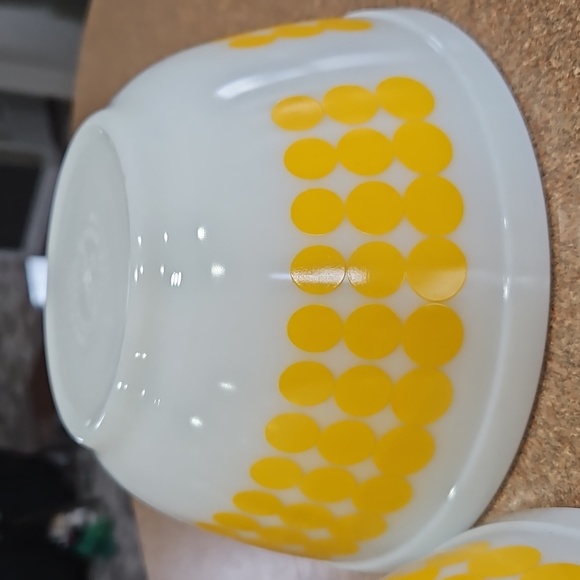 Vintage 2 Pyrex 1.5 Qt Yellow Dot Mixing Bowls!!! - Picture 14 of 17